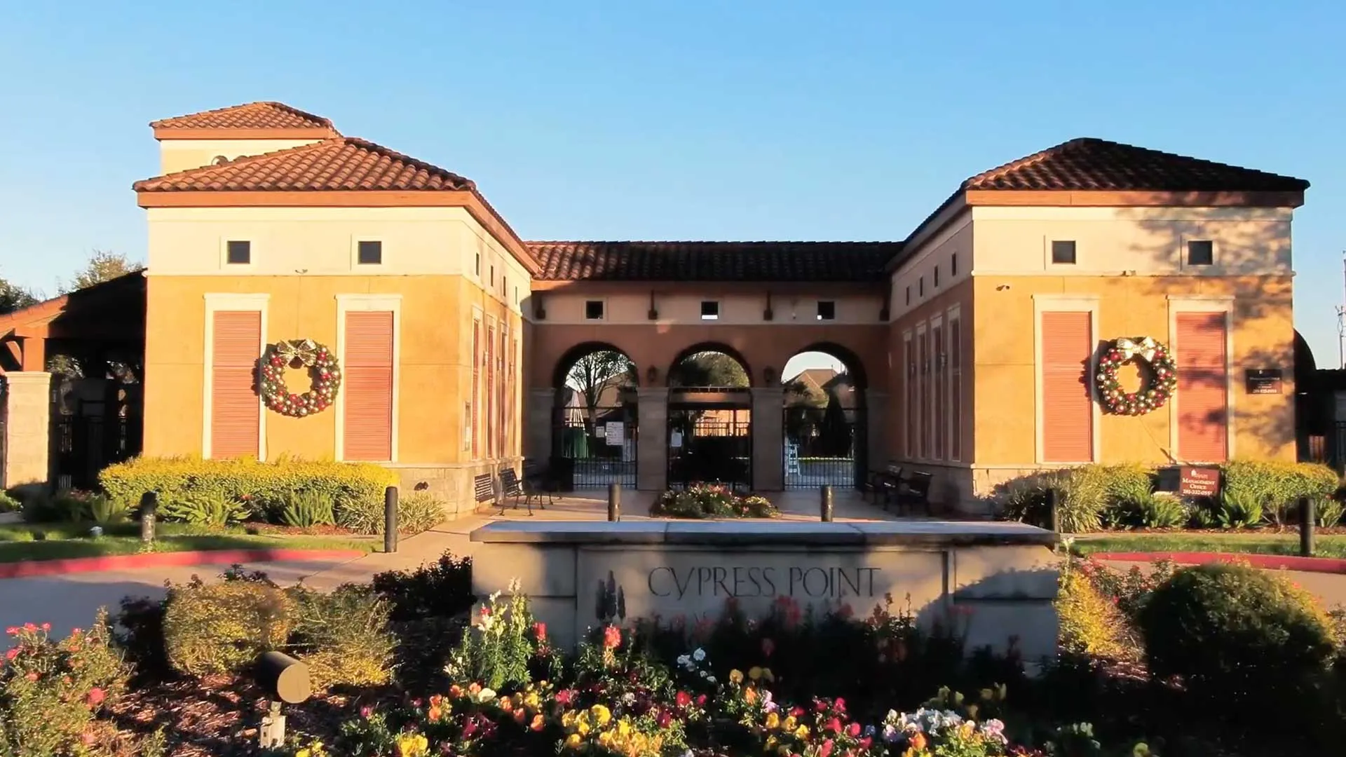 Cypress Point clubhouse entrance at Tuscan Lakes decorated for the holidays